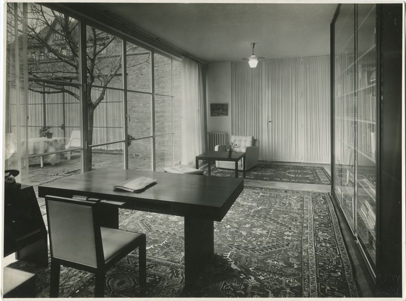 Arbeitszimmer mit Schreibtisch, Holzstuhl und Teppich von Haus Lemke, um 1937