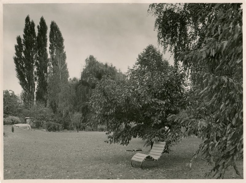 Sitzmöbel der Firma Thonet im Garten des Mies van der Rohe Hauses
